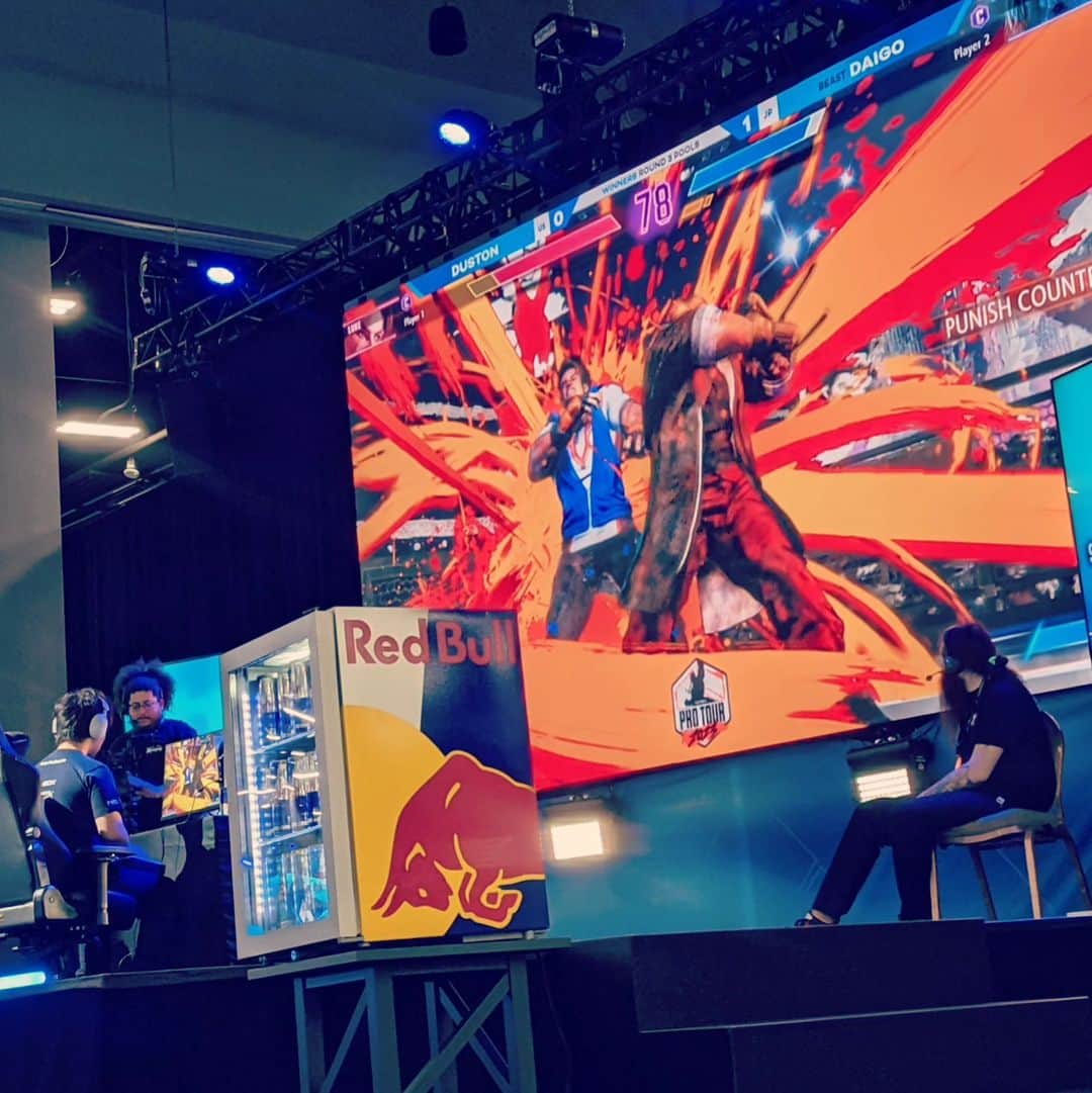 梅原大吾のインスタグラム：「やはりステージ戦はインパクトありますね These stage matches sure pack a big impact.   #Evo2023」