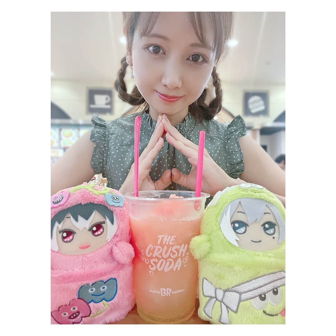 小河結香のインスタグラム：「🍑❄️リバレ色🩷💚  現代からこんにちは✋ 暑い日にオススメの推し活をご紹介✨  特にRe:vale担の方には是非知って頂きたい❣️ 31(サーティーワン)のこのドリンク🍹  机が茶色で見にくいけど最高にリバレ色で 上のアイスも好きなのから選べるので 私は百イメージの キャンディーアップルにしました👍 まさにモモリン🍑🍏 ストローやスプーンもビビットピンクなのが 百推しの私としては最高です💕  千推しの方にはマスクメロンが良きかなと🍈 他にも沢山のフレーバーがあるので 推し色見つけた方は是非🫶 (ZOOLっぽい色揃ってます⛓️)  期間限定で桃のドリンクあるとこ多いのも ピンクが推しカラーの人には嬉しいよね🥰 金に物を言わせてお迎えした モンぬいと一緒に出掛けたかった 私からは以上です🫡  #31アイスクリーム #サーティーワンアイスクリーム  #ザクラッシュソーダ白桃アンドマスカット #推し色ドリンク #リバレ担 #リバーレ推し #revale推し #revale担 #ユキモモ #アイナナグラム #アイナナ #モンぬい #モンぬい写真部 #モンぬいのいる生活 #モンぬいグラム #ぬい撮り #推し活 #オタ活 #推し事 #ゆんのヲタ活記録」