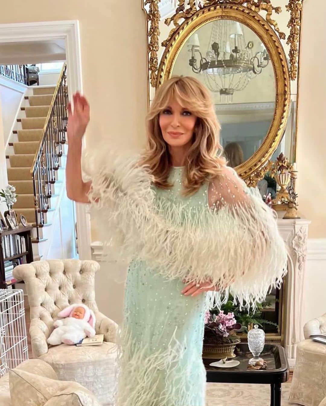 Monique Lhuillierのインスタグラム：「Iconic Beauty @realjaclynsmith 💚✨ Congratulations! #moniquelhuillier」