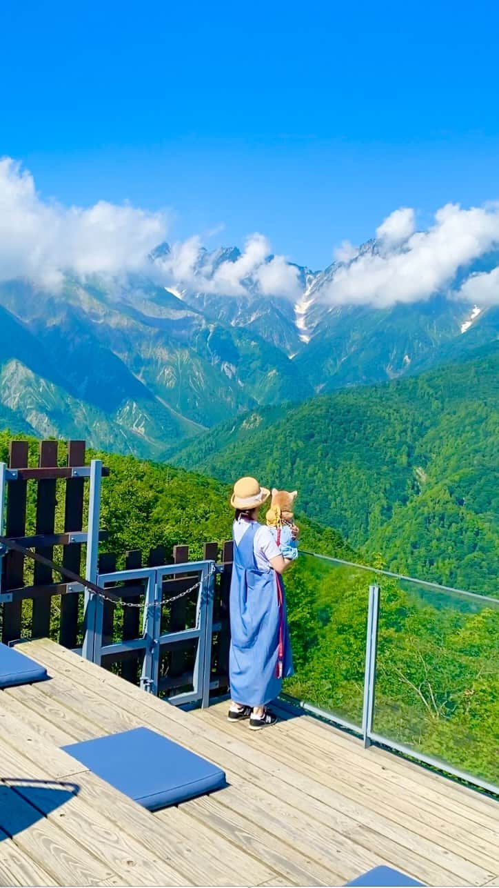 柴犬 けんしろう ゆりあのインスタグラム：「🐶🏔  おはよう北アルプス！  マウンテンハーバーの気温23°C。 清々しい白馬の山々とおいしい空気 最高に気持ちの良い朝でした✨  ゆりちゃんが朝寝しちゃうほどにね笑 (ストーリーズ参照)  #白馬マウンテンハーバー  #白馬岩岳 #白馬」