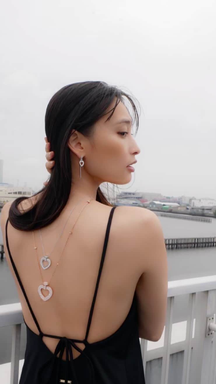 大政絢のインスタグラム：「@precious.jp 8月号にて  @fredjewelry 💙  撮影すると重ね付けがしたくなります🥹」