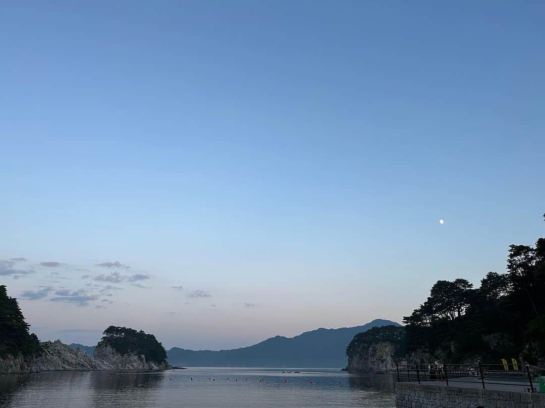 若林愛のインスタグラム：「日入り後の薄明が美しい浄土ヶ浜✨ いつまでも見ていたかったなぁ！ 浄土ヶ浜祭りが開催されていて、コンサート後に遊びに行ってきました⭐️楽しかったなぁ✨絶妙にウインクが下手な私です笑 . #浄土ヶ浜 #薄明 #マジックアワー #浄土ヶ浜祭り #木管五重奏カラフル #岩手県 #岩手県宮古市」