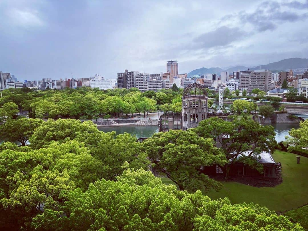 武田真一さんのインスタグラム写真 - (武田真一Instagram)「27年前、広島の原爆資料館で語り部活動をしている被爆者の方々を取材したことがありました。見学を終えた子どもたちに感想を尋ねたら、みな口々に「怖かった。汚かった」という答え。あまりに率直な言葉に引率の先生たちが戸惑っていると、被爆者の方が「その通りだよ。戦争は怖くて汚いものなんだよ」と答えられました。 自ら見てきた方が語るその言葉の重みを、決して忘れまいと思います。」8月6日 8時19分 - raspberrydrops