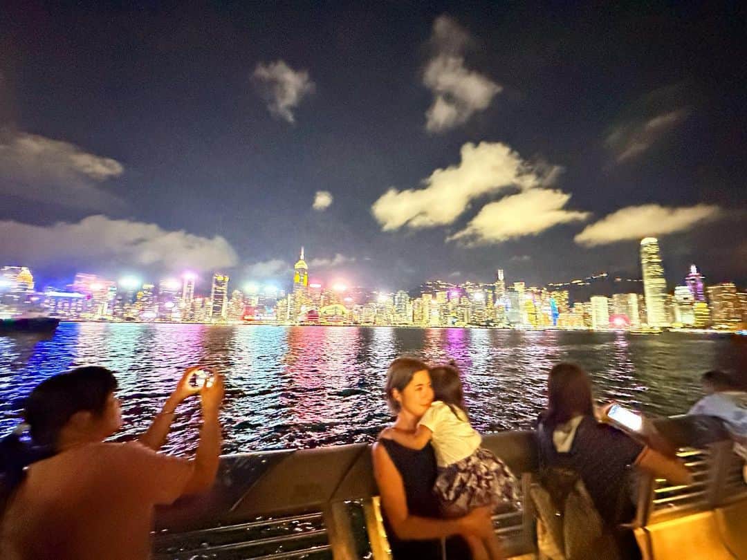 yuiさんのインスタグラム写真 - (yuiInstagram)「. . 何十回と見ている夜景を娘と一緒に♡ キラキラ綺麗と言ってました🤩✨ . #香港#yuitrip✈️ #ゆい旅#yuiinhongkong🇭🇰」8月6日 8時19分 - yuiram