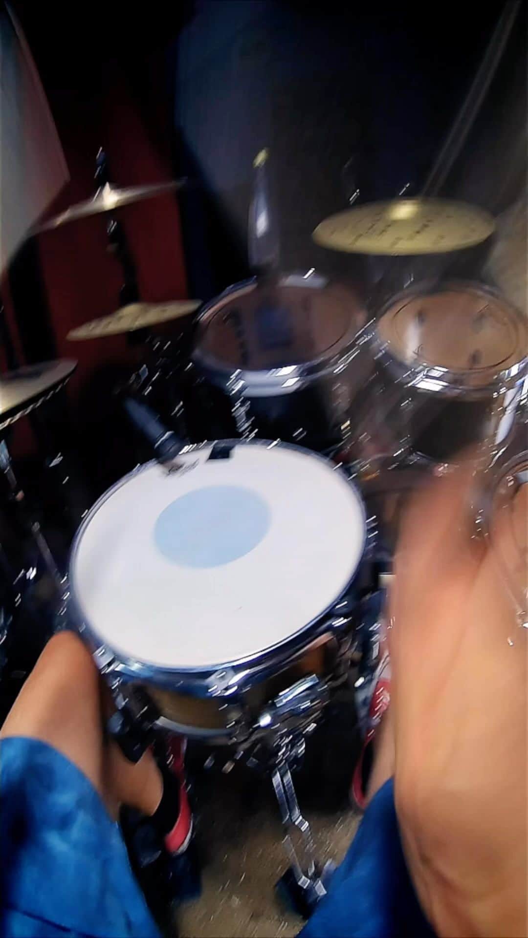 シェーン・ガラースのインスタグラム：「fives 🥁 #shanegaalaas #drumming #drums #drummer #pearldrums #zildjian #remo #vicfirth #crumbweststudios」