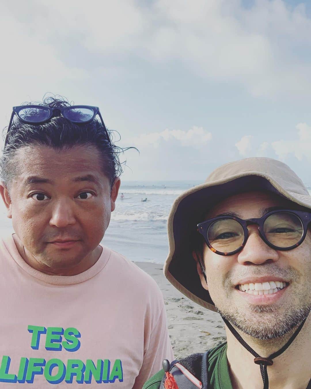 河口恭吾のインスタグラム：「5時起床、モギーの散歩して、6時からイカつい大阪の友人と由比ヶ浜で待ち合わせして、海を見ながらおしゃべりを楽しみました。  この時間の由比ヶ浜初めてでしたが、サーファーの方の数に驚きました。ちなみ友人はサーファーっぽく偽装していますが、サーファーではありません。  今日も暑くなりそうです。 皆さま熱中症にお気を付け下さい。  #夏の朝　#由比ヶ浜　#由比ヶ浜サーファー　#サーファーファッション　#丘サーファー　#保護犬と暮らそう  #保護犬との暮らし  #保護犬と暮らす  #保護犬という選択を  #保護犬と海　#鎌倉保護犬」