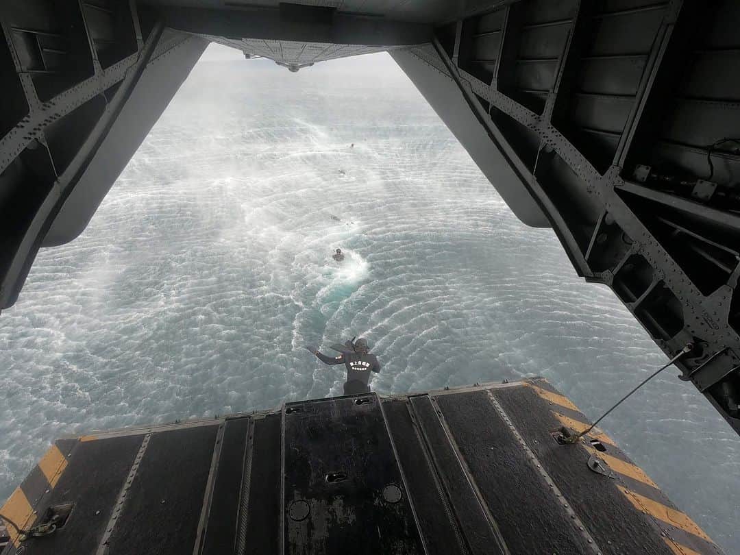 海上自衛隊さんのインスタグラム写真 - (海上自衛隊Instagram)「ヘリコプターから続々と海に飛び込むのは 水中で爆発物処理を行うスペシャリスト『水中処分員』  体ひとつで危険な任務に臨んでいます。  #機雷 #掃海 #精強 #訓練 #EOD #屈強」8月6日 8時30分 - jmsdf_pr
