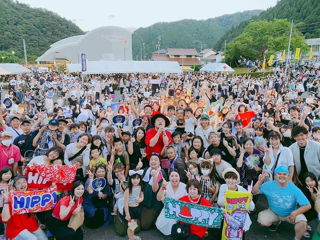 HIPPYのインスタグラム：「じいちゃんばあちゃんがいた街 安芸太田町ふれあい戸河内まつり  出演させていただき心からありがとうございます。  じいちゃんばあちゃんがいた家の近く（父方）のでの開催で さらにはお隣の筒賀村では母方のばあちゃんの故郷ということもあり 共に過ごした思い出と、命を繋いでくれた感謝を 僕は命はこの地域の血が通ってるんだと 一生懸命に歌わせていただきました。  戦争を原爆を体験し繋いでくれた命 本当に本当にありがとう。  会場には祭り史上最大級の動員とのこと 会いにきてくださり心からありがとうございます 親戚も集まってくださり嬉しかったです。 どうか元気で1日でも長く笑顔でいられますように  4年ぶりにこれまでの形で開催された祭りを感じながら 花火を見ながら じいちゃんばあちゃんと 少しばかりより近くに感じていられるような感覚  なんとも言えない暖かくて熱いものが混みあがりました。  また戻ってきたい。 懐かしい街並みをふと巡ってみようと思いました  8.6 今ある幸せに感謝します  ——————— 明後日から始まるリリースイベント 諦めてませんが、皆さんの安全を考えながら ギリギリまで扉をノックすることにします  8/8 8/9 広島アリスガーデン 8/10 ららぽーと甲子園　 8/11 三次サングリーン 8/12 福山ゆめタウン　 8/13茨城 龍ケ崎サプラスクエア  8/14愛媛エミフルMASAKI http://hippy-web.com/schedule/」