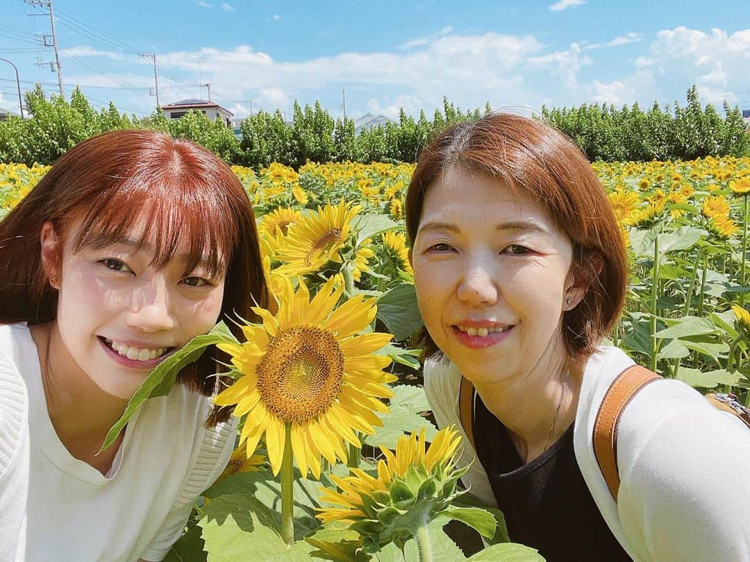 内山由綺のインスタグラム：「家から5分の場所に向日葵畑がありまして満開でしたので母と🌻 暑い日が続いていますので熱中症には注意して今日も頑張っていきましょう👍🏻」