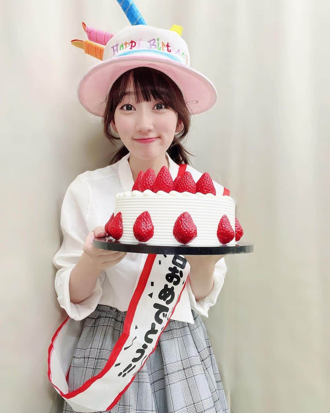 若松愛里さんのインスタグラム写真 - (若松愛里Instagram)「遅くなりましたー！！ 配信アーカイブ本日までなので見てね✨ たくさん笑えるのにホロリと心温まるお話しです🍕  ★マルガリータ企画vol.4『PIZZA大戦争2023』 2023年7月19日(水)〜7月23日(日)  全8公演無事終演いたしました！  個人的に今回はなんだか無事にが違った意味を含んでいる気がします😂  3部作構成のおはなしで目まぐるしく過ぎていく作品で最初観た時は早送りしてるのかと思うような作品でした😳  早送りしている並のたっぷりの情報量でしたが、みなさんついてきてくれていて安心しました😮‍💨笑  稽古場からアグレッシブなアドリブが飛び交う現場で、何度もやられました…。  乗り越えても乗り越えても、 ならばこうだ！！と言わんばかりの お芝居が返ってきて日々戦いでした🔥  と同時に今日は何がくるんだろう。 今日こそは！！とワクワク楽しみながらお芝居ができた気がします！  これ私だけじゃなくて、きっと全キャスト共通であったと思うのです💭  本筋である伝えたいことはしっかり伝えながらも、そういった遊び心によって全公演違います😳  一度観た方も何度も観た方も 楽しんでもらえていたようすを肌で感じたり、SNSの感想を通して読ませていただきました✨ありがとうございます😊  全公演ダブルカーテンコールに熱い拍手、大楽にはトリプルカーテンコールにスタンディングオベーションまでありがとうございました😌  幸いなことに何度か経験させていただいているのですが、何度味わっても嬉しいですし、自然と涙がでます。。  素敵な景色をありがとうございました！ 愛情たっぷり込めて、作品お届けしていきますのでよろしくお願いします☺️  木嶋りあ役　若松愛里  #舞台 #配信 #マルガリータ #企画 #PIZZA #大戦争 #2023 #PIZZA大戦争2023 #再演 #終演 #ふりかえり #投稿 #池袋 #シアターKASSAI #ダブル #トリプル #カーテンコール #スタンディング #スタンディングオベーション #ありがとう #ありがとうございました #これからも #よろしくお願いします」8月6日 8時51分 - wakamatsuairi_official