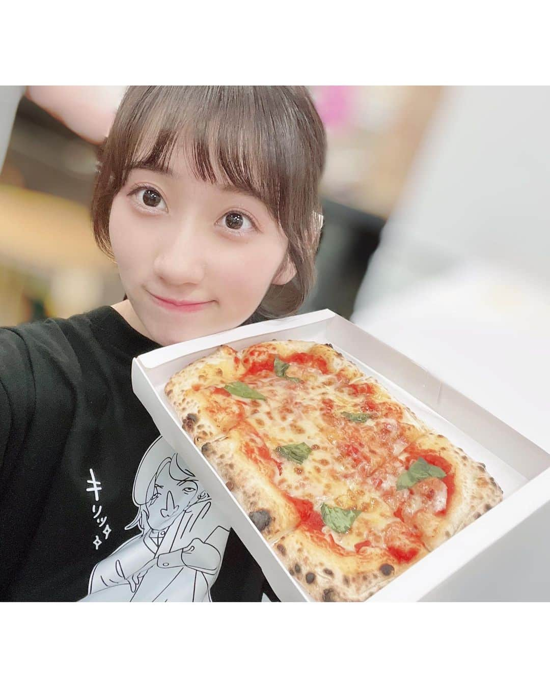 若松愛里さんのインスタグラム写真 - (若松愛里Instagram)「遅くなりましたー！！ 配信アーカイブ本日までなので見てね✨ たくさん笑えるのにホロリと心温まるお話しです🍕  ★マルガリータ企画vol.4『PIZZA大戦争2023』 2023年7月19日(水)〜7月23日(日)  全8公演無事終演いたしました！  個人的に今回はなんだか無事にが違った意味を含んでいる気がします😂  3部作構成のおはなしで目まぐるしく過ぎていく作品で最初観た時は早送りしてるのかと思うような作品でした😳  早送りしている並のたっぷりの情報量でしたが、みなさんついてきてくれていて安心しました😮‍💨笑  稽古場からアグレッシブなアドリブが飛び交う現場で、何度もやられました…。  乗り越えても乗り越えても、 ならばこうだ！！と言わんばかりの お芝居が返ってきて日々戦いでした🔥  と同時に今日は何がくるんだろう。 今日こそは！！とワクワク楽しみながらお芝居ができた気がします！  これ私だけじゃなくて、きっと全キャスト共通であったと思うのです💭  本筋である伝えたいことはしっかり伝えながらも、そういった遊び心によって全公演違います😳  一度観た方も何度も観た方も 楽しんでもらえていたようすを肌で感じたり、SNSの感想を通して読ませていただきました✨ありがとうございます😊  全公演ダブルカーテンコールに熱い拍手、大楽にはトリプルカーテンコールにスタンディングオベーションまでありがとうございました😌  幸いなことに何度か経験させていただいているのですが、何度味わっても嬉しいですし、自然と涙がでます。。  素敵な景色をありがとうございました！ 愛情たっぷり込めて、作品お届けしていきますのでよろしくお願いします☺️  木嶋りあ役　若松愛里  #舞台 #配信 #マルガリータ #企画 #PIZZA #大戦争 #2023 #PIZZA大戦争2023 #再演 #終演 #ふりかえり #投稿 #池袋 #シアターKASSAI #ダブル #トリプル #カーテンコール #スタンディング #スタンディングオベーション #ありがとう #ありがとうございました #これからも #よろしくお願いします」8月6日 8時51分 - wakamatsuairi_official