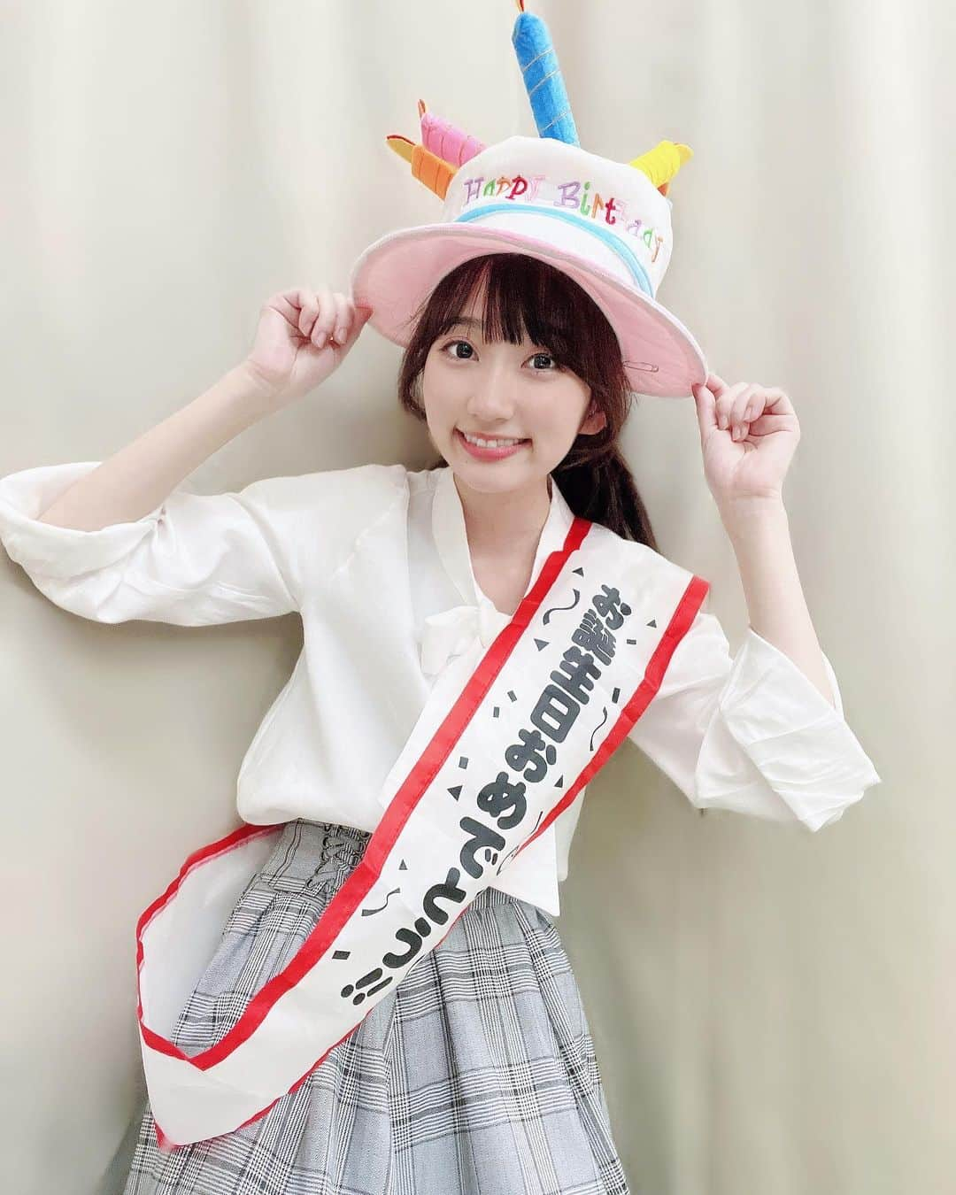 若松愛里のインスタグラム：「遅くなりましたー！！ 配信アーカイブ本日までなので見てね✨ たくさん笑えるのにホロリと心温まるお話しです🍕  ★マルガリータ企画vol.4『PIZZA大戦争2023』 2023年7月19日(水)〜7月23日(日)  全8公演無事終演いたしました！  個人的に今回はなんだか無事にが違った意味を含んでいる気がします😂  3部作構成のおはなしで目まぐるしく過ぎていく作品で最初観た時は早送りしてるのかと思うような作品でした😳  早送りしている並のたっぷりの情報量でしたが、みなさんついてきてくれていて安心しました😮‍💨笑  稽古場からアグレッシブなアドリブが飛び交う現場で、何度もやられました…。  乗り越えても乗り越えても、 ならばこうだ！！と言わんばかりの お芝居が返ってきて日々戦いでした🔥  と同時に今日は何がくるんだろう。 今日こそは！！とワクワク楽しみながらお芝居ができた気がします！  これ私だけじゃなくて、きっと全キャスト共通であったと思うのです💭  本筋である伝えたいことはしっかり伝えながらも、そういった遊び心によって全公演違います😳  一度観た方も何度も観た方も 楽しんでもらえていたようすを肌で感じたり、SNSの感想を通して読ませていただきました✨ありがとうございます😊  全公演ダブルカーテンコールに熱い拍手、大楽にはトリプルカーテンコールにスタンディングオベーションまでありがとうございました😌  幸いなことに何度か経験させていただいているのですが、何度味わっても嬉しいですし、自然と涙がでます。。  素敵な景色をありがとうございました！ 愛情たっぷり込めて、作品お届けしていきますのでよろしくお願いします☺️  木嶋りあ役　若松愛里  #舞台 #配信 #マルガリータ #企画 #PIZZA #大戦争 #2023 #PIZZA大戦争2023 #再演 #終演 #ふりかえり #投稿 #池袋 #シアターKASSAI #ダブル #トリプル #カーテンコール #スタンディング #スタンディングオベーション #ありがとう #ありがとうございました #これからも #よろしくお願いします」