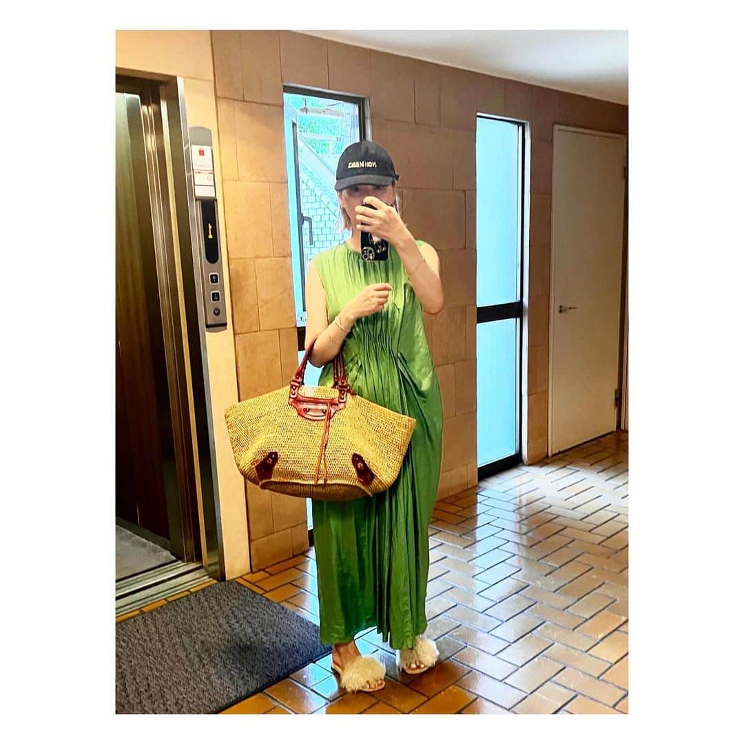 阿部洋子さんのインスタグラム写真 - (阿部洋子Instagram)「👗👒👙👕👘👗👚  #最近のあたす  と #ちょっと前のあたす   #ootd #sotd  #記録   ジムのエントランスで📸撮りがち🙄 なのでぐったり顔＆ラフな格好多し🫠  #fashion #fashionaddict」8月6日 9時02分 - hirocoring