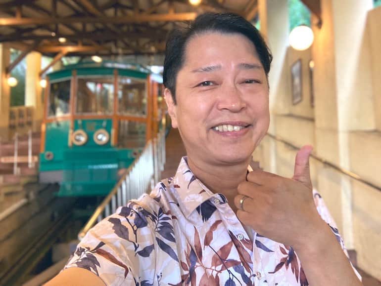 中野耕史のインスタグラム：「おっはよーーーございます！！ 六甲ケーブル下駅で受付スタート👍 すでに風が涼しい☺️ 楽しみ！ #KissFM #六甲山 #夏の思い出」