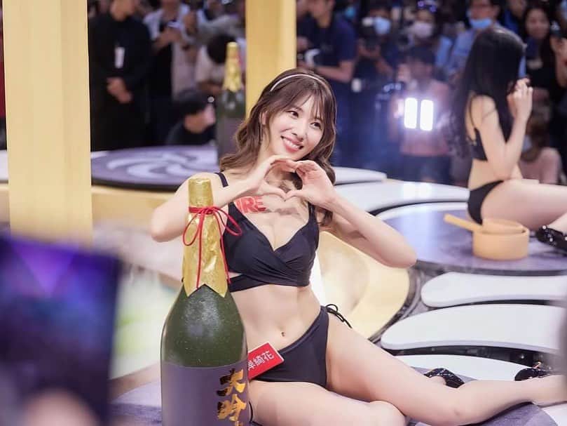 山岸逢花のインスタグラム：「TRE❤️‍🔥 @tretaipei   📸1,4.5 @sunshine_ho09   おはよ〜〜  名だたる女優さんがステージに上がって 台湾だけじゃなくて日本や香港、韓国、マレーシアの ファンの方も来てくれていたり 改めてTRE、本当にすごいイベントだ❤️‍🔥  来てくれた人みんな写真たくさん撮ってくれていて 一緒に思い出作れて嬉しい🫶 今年はこの回転するステージ、温泉沸いてた😂 （前回は桜の木の下に団子🍡とか、回転寿司だったね）  今日はあっという間に最終日…！ たくさん楽しんでくる❤️‍🔥  #tre」