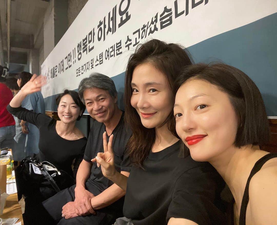 イ・エルのインスタグラム：「_ 이 보물같은 사람들 만나려고 행복배틀 했지🖤」