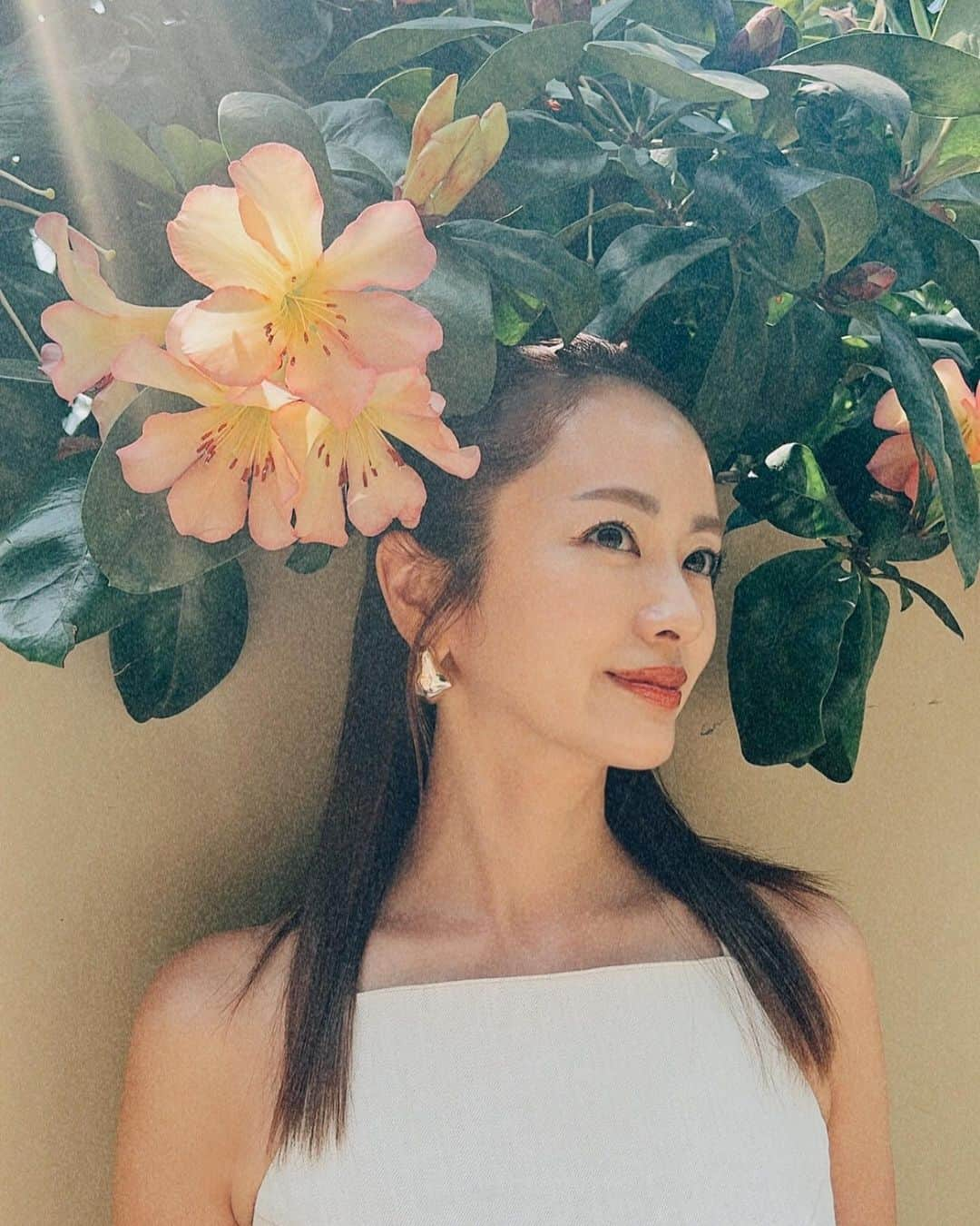 井上晃子さんのインスタグラム写真 - (井上晃子Instagram)「#summermakeup  最近は短めでナチュラルな長さの睫毛を約50本ずつ、ネイルはこんな気分🎨🫶🌴右手はアイスブルー  リップは @lunasolofficial のプランプメロウリップスの04タンジェリンと01ローゲージを混ぜてオレンジベージュ、 お肌はこちらでも　@luvum_official モイスチャーグロウクッションで水光肌に仕上げてます🫧ナチュラルな仕上がりで尚且つ潤い重視の方、ぜひ使ってみてほしいクッションファンデです。  そして最近数年ぶりにチークをつけたくなり出会ったのが　　 　@thelomb_official の02コーラル。頬より少し上にふわっと広げて日焼けしたような夏顔を愉しんでいます🧡  #akiki_mybeauty  #プランプメロウリップス」8月6日 9時34分 - akiki_2015