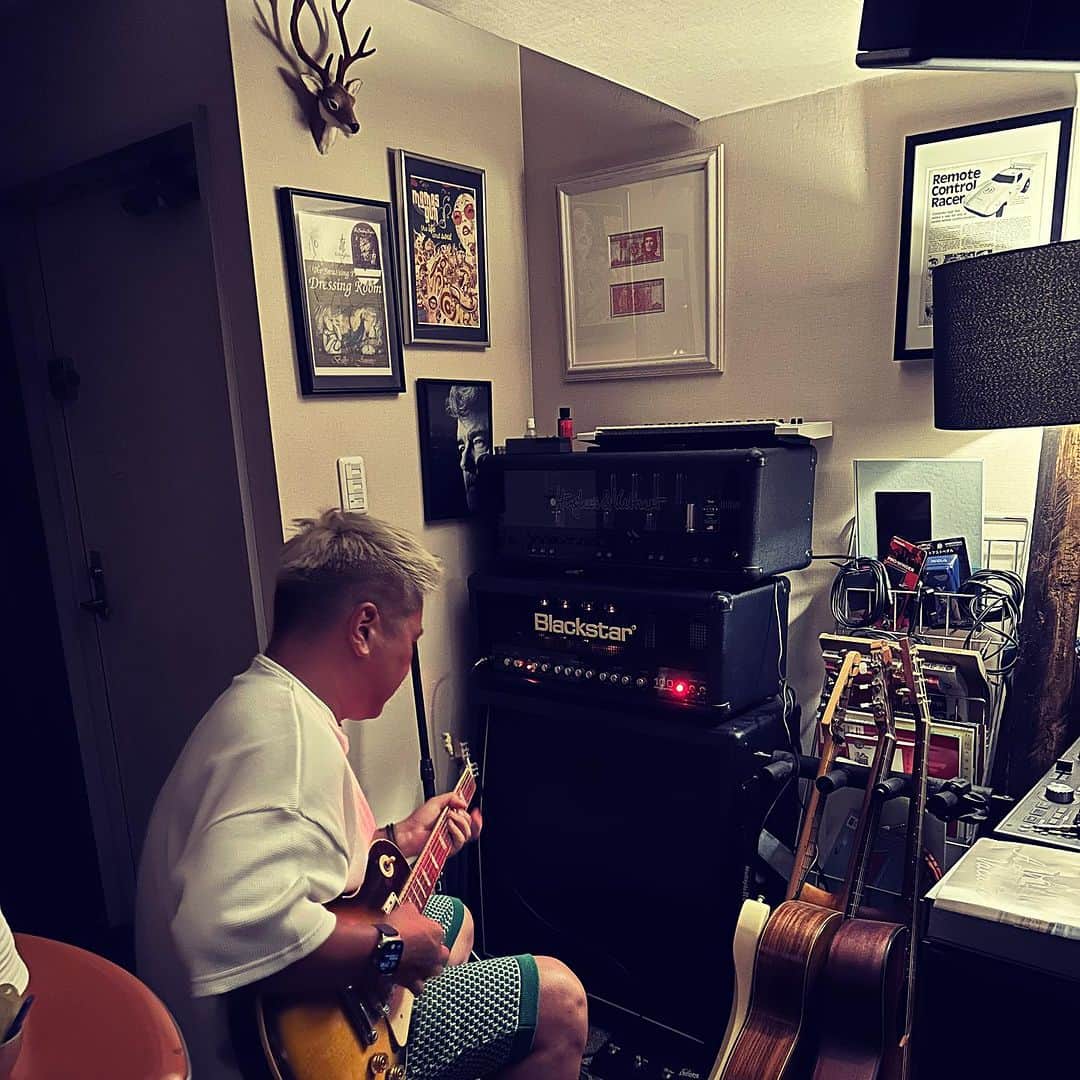 岡崎太郎のインスタグラム：「深夜に事務所の真空管アンプの電源をオンにする。やべー。 #gibson #guitar #tubeamp #blackstaramps」