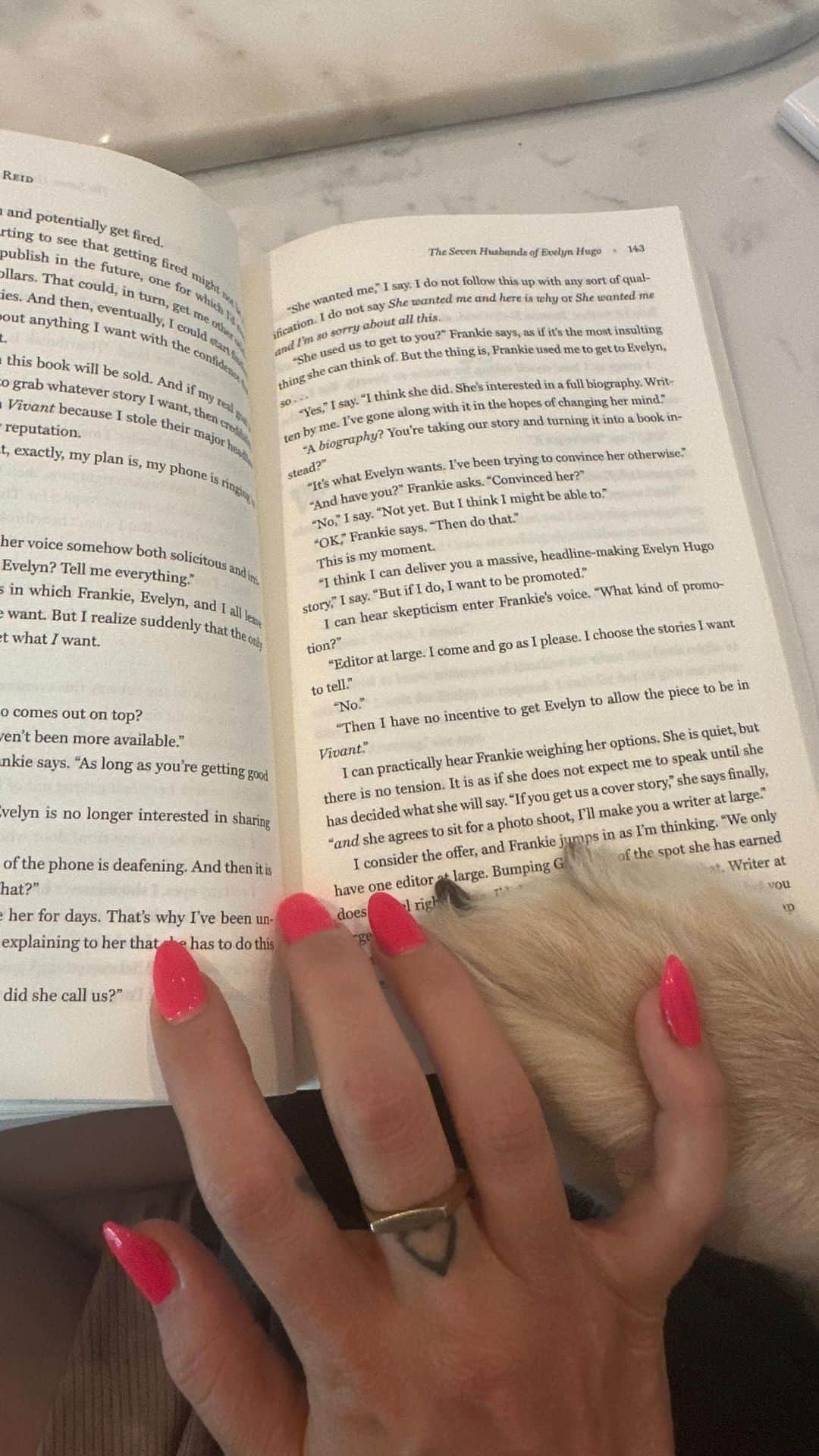 ケイトリン・ブリストーのインスタグラム：「Anxiety do’s and dont’s :  DO  -Share your feelings  -Read a book -Cuddle your dogs -Cold shower  -Shake your whole body -Dance  -Put your bare feet in the grass  -Walk - A glass of wine not a bottle, or water  - meditate   DONT  -Numb  -Over think  -Scroll -Go party  -Shame spiral -Live in the past  Share if you think this could help someone」