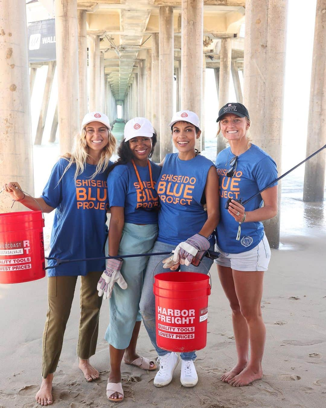 レイキー・ピーターソンのインスタグラム：「So great to  take part in the @shiseido @wsloneocean beach clean up the past few days at Huntington Beach. It’s incredible to see what a difference just a small group of people can make in keeping our oceans and beaches clean when we put minds to it. 💙」