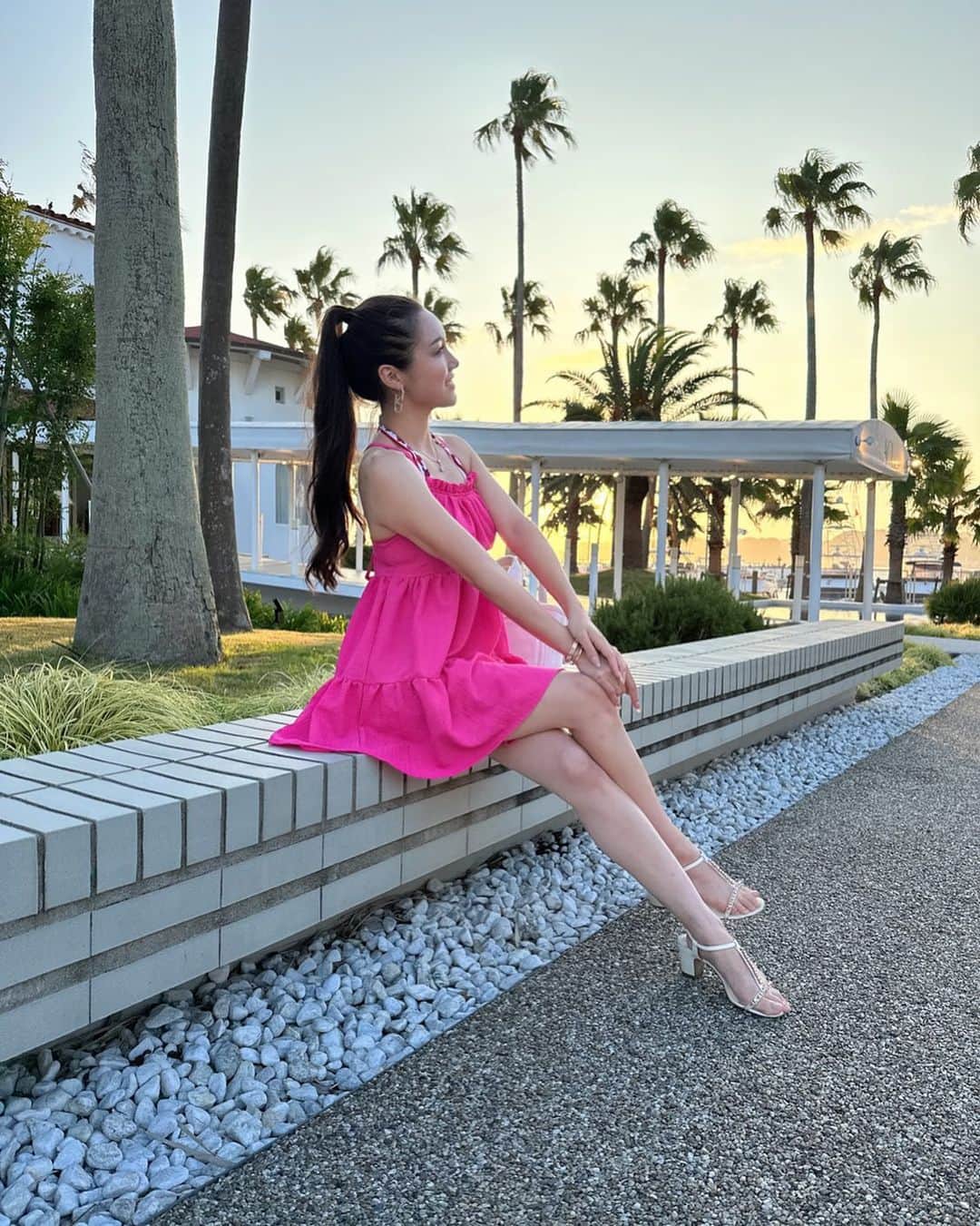 石田安奈のインスタグラム：「夏の思い出🍧 バービーちゃんコーデで行ったよ💗  #逗子マリーナ#海の家#由比ヶ浜#shein  #dolcegabbana」