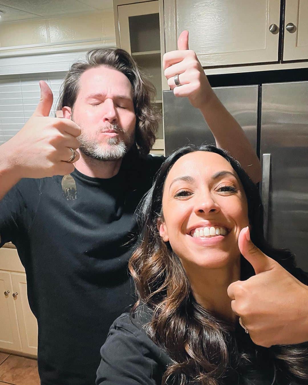ジョシュア・デイビット・エバンスのインスタグラム：「The feeling you get when your brand new neighbor shows up at your door bearing delicious food his wife made for us as a “welcome to the neighborhood” 🤩🌯🌮 Wow 💙  I feel like everyday something “normal” happens, but it feels so extraordinary to me. When something as simple as having kind neighbors showing up with yummy food makes you feel like you just won the Olympics, I think it’s time to pause and be grateful for such a wonderful season of life.   PAUSING ⏸️🫶🏻  The simple moments in life keep filling my chest up with happiness and strength over the past few months. (Comparing that to years of internal turmoil and sadness)  It’s easy to get tangled in life’s struggles, but it’s during those times that really show you how the simplest gestures and moments should be embraced and seen.   PAUSING ⏸️ EMBRACING/SEEING 🔎  Well, I see some ‘restaurant quality’ enchiladas made outta love and a sense of community from our new friends… and it makes me incredibly thankful and excited for life’s littlest moments ahead.   Being present in everyday moments is something I keep learning about. Rather than saying “I’ll be happy when ____.” - I urge you to try see the beautiful things you may have already missed.   Life is truly made up of little moments like these. Let each one simmer and embrace them. You’ll be surprised at how many you’ll gather along the way each week.   #embracinglife #beingpresent #thankful #withafullbelly」