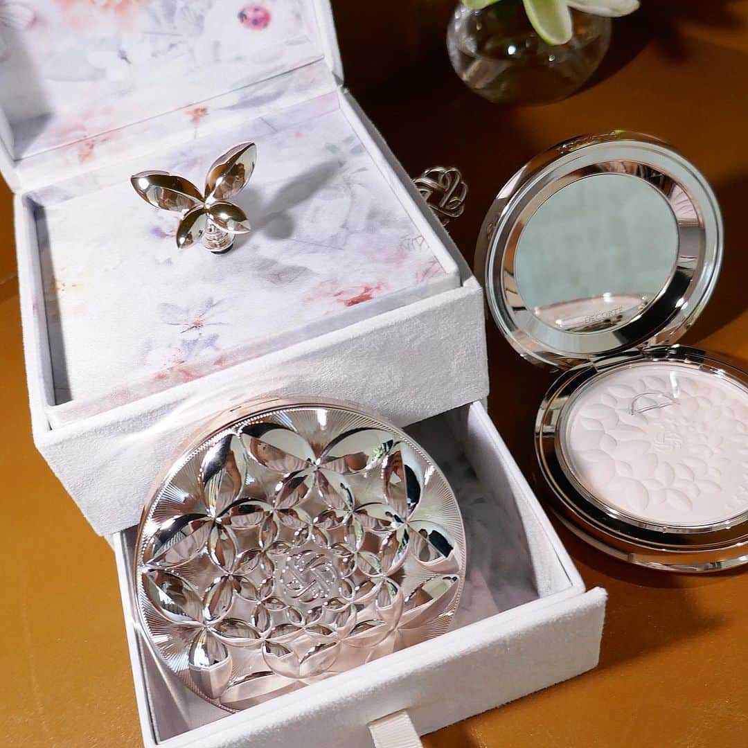 美的 Biteki's official Instagram! さんのインスタグラム写真 - (美的 Biteki's official Instagram! Instagram)「毎年この季節ならではの特別なフェイスパウダーを届けるコスメデコルテの「マルセル ワンダース コレクション」から、2023年の限定アイテム情報が届きました！ “The Secret Garden with an Enchanted Butterfly”をテーマにした今回は、特別なボックスのフタを開けると花や蝶たちのいる秘密の庭園を思わせるロマンティックなデザインに。 ゼンマイを回すとオルゴールの音色が流れ、優雅なひと時を演出します。   セットされたフェイスパウダーには、蝶が誘う先で出会うことのできる美容成分をプラス。 上品なツヤ感を与える“パールパウダー”や、しっとりとした肌に仕上げる“オーガニックムルムルバター”に加え、潤い感を演出する“ニオイスミレ花エキス”やキメ細かな肌をかなえる“アンジェリカハーブエキス”を新配合。 繊細でやわらかなパウダーが肌に溶け込むようになじみ、「マルセル ワンダース コレクション」初のラベンダーベージュカラーにより、明るく透き通るような印象に仕上げます。 毛穴や凹凸をふんわりカバーし、つけたてのツヤ感のある仕上がりをキープ。 うっとりするほどの潤い感も魅力的です。   年に一度のスペシャルなフェイスパウダー。ぜひチェックしてみてくださいね♪   【商品情報】 2023年12月1日限定発売（8月21日より店頭、11月1日より公式オンラインブティックにて予約開始） マルセル ワンダース コレクション コスメデコルテ フェイスパウダー XII 18g×2個（レフィル） ￥27,500（税込） ※オルゴール付きボックス、鍵付きコンパクト、パウダーレフィル2個、パフ2個、オリジナルポーチがセットになっています #コスメデコルテ#cosmedecrte#decrte#フェイスパウダー#クリスマスコフレ#ホリデーコレクション#クリスマス#マルセルワンダースコレクション#メイク#メイクアップ#コスメ#限定#ベースメイク#美肌メイク#bitekicom#luxury」8月7日 7時15分 - bitekicom
