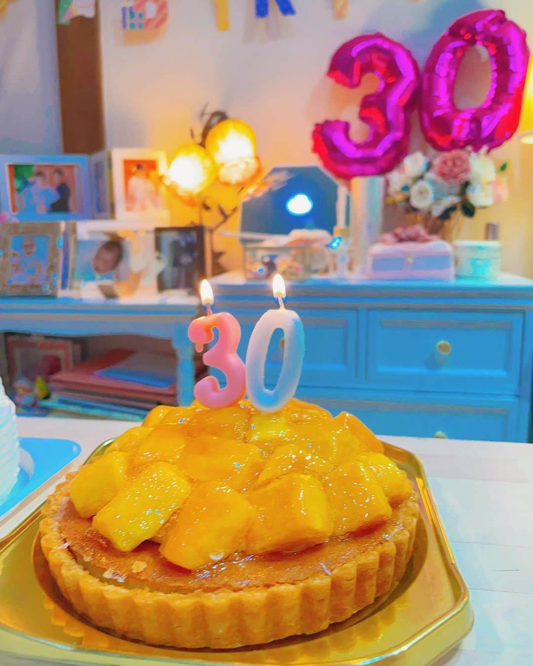 彩月つくしさんのインスタグラム写真 - (彩月つくしInstagram)「My 30th birthday!!  本日8月6日で30歳になりました！  写真は12時を超えた瞬間に家族がお祝いしてくれた時のもの🤭ロウソクの数字を見ながらいよいよ30代かぁと✨  30代は子育て、勉強、仕事と精力的に頑張っていきたいと思います！  30歳になりました私も温かくお見守り頂けると幸いです💓  #誕生日 #8月6日 #30歳 #余裕のある大人の女性になりたい☺️」8月6日 9時45分 - iii_tsukushi_iii