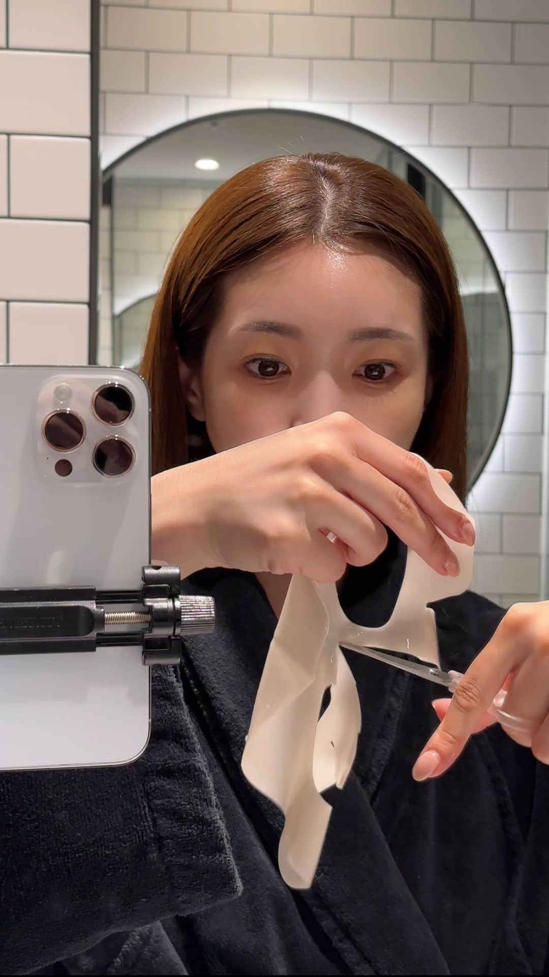 喜田彩子のインスタグラム：「⁡ 반반TEST🤍🖤 반쪽만 붙이고 피부 광채 비교해 볼게요! ⁡ 半々テスト！ 半分だけつけて肌の輝きを比較してみます🤭」