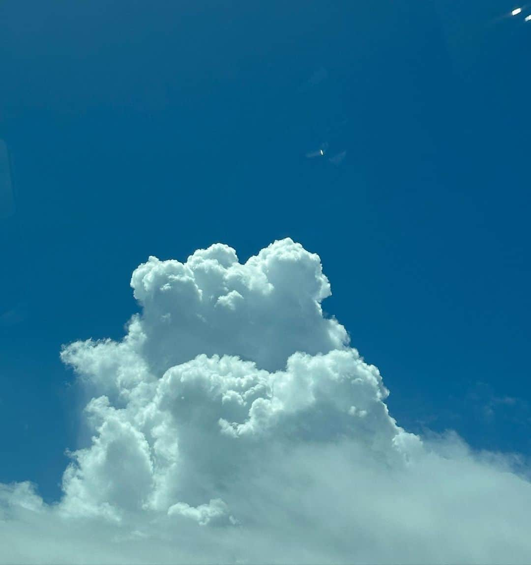 akariのインスタグラム：「8月🌞👒☁️」