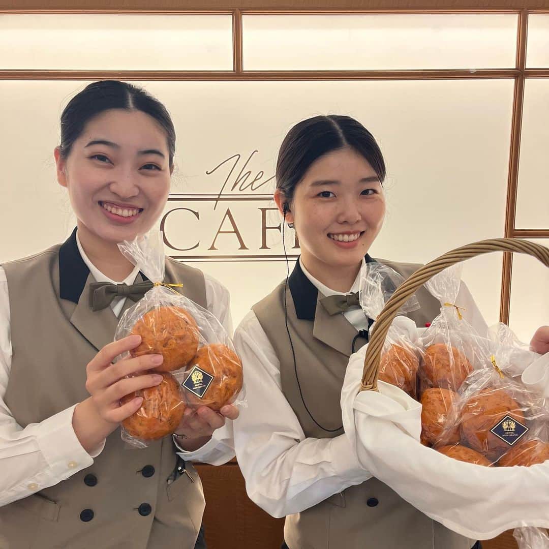 のインスタグラム：「＊ カフェスタッフもおすすめの 8月限定「トマトパン」   水の代わりにトマトジュースを使用し、もちもち食感に仕上げた生地にトマトペーストとチェダーチーズを練り込みました。 バジルの香りがアクセントとなっており、ご朝食やおやつはもちろん、お酒にもあう一品です✨   ＊―＊―＊―＊―＊―＊―＊―＊―＊―＊―＊―＊―＊ 【8月限定】トマトパン   ■期間　2023年8月1日(火)～8月31日（木） ■場所　本館1階 ザ・カフェ ■価格　￥648 ＊―＊―＊―＊―＊―＊―＊―＊―＊―＊―＊―＊―＊   #ホテルニューグランド #横浜 #横浜ホテル #クラシックホテル #コーヒーハウス #ザカフェ #パン #横浜パン #トマトパン #テイクアウトグルメ #ホテルの味 #季節限定 #期間限定 #hotelnewgrand #yokohama」
