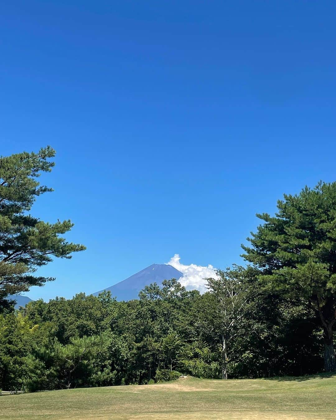 azumiさんのインスタグラム写真 - (azumiInstagram)「先週のゴルフ 富士山の見えるゴルフ場🗻 楽しかった！ 動画はこの日1のショット ワンオン🏌️‍♀️ フォームはカッコ悪い  #lpfg #renomagolf #azumi #golf #golfwear #ゴルフ女子 #azumigolf」8月6日 10時05分 - xx_azumi_xx