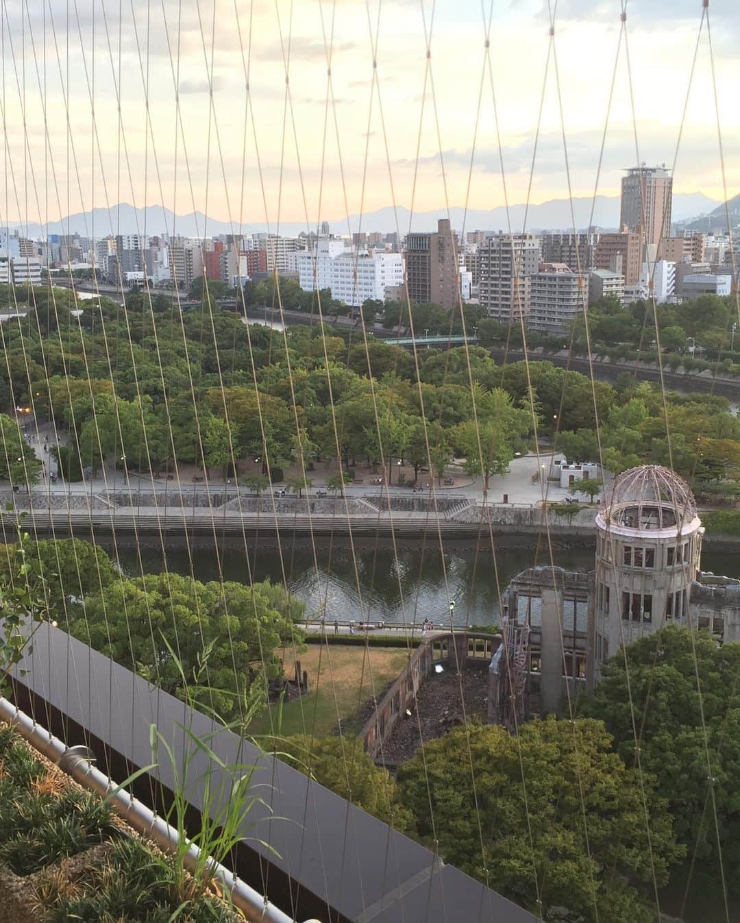 佐藤寿人さんのインスタグラム写真 - (佐藤寿人Instagram)「8月6日  広島にとって特別な日  当たり前のように感じる日常が、一瞬にして人の力で奪われた出来事を忘れてはいけない  ここまで先代のたくさんの方々が創り上げてくれた『ヒロシマ』  広島という街で日常を送れる事に感謝の想いを持ち、未来へ繋げていきたい  #peace」8月6日 10時06分 - hisato_sato11official