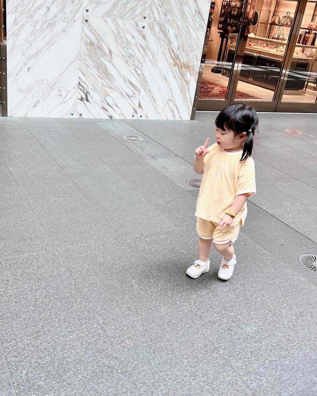 のインスタグラム：「* * "好きなお洋服に着替えて〜" というと、必ず着てくるセットアップと、 "アイス🍨着る〜"と着てくるクリームソーダのTシャツ♥  ピンク色のヒラヒラワンピースより、オレンジやイエローのカジュアルスタイルが好きみたい🍊💛 * *  @lics.official   可愛いお洋服たくさん♥ つーたんデザインのが特に好き♥ @tsuuguumi   * *」
