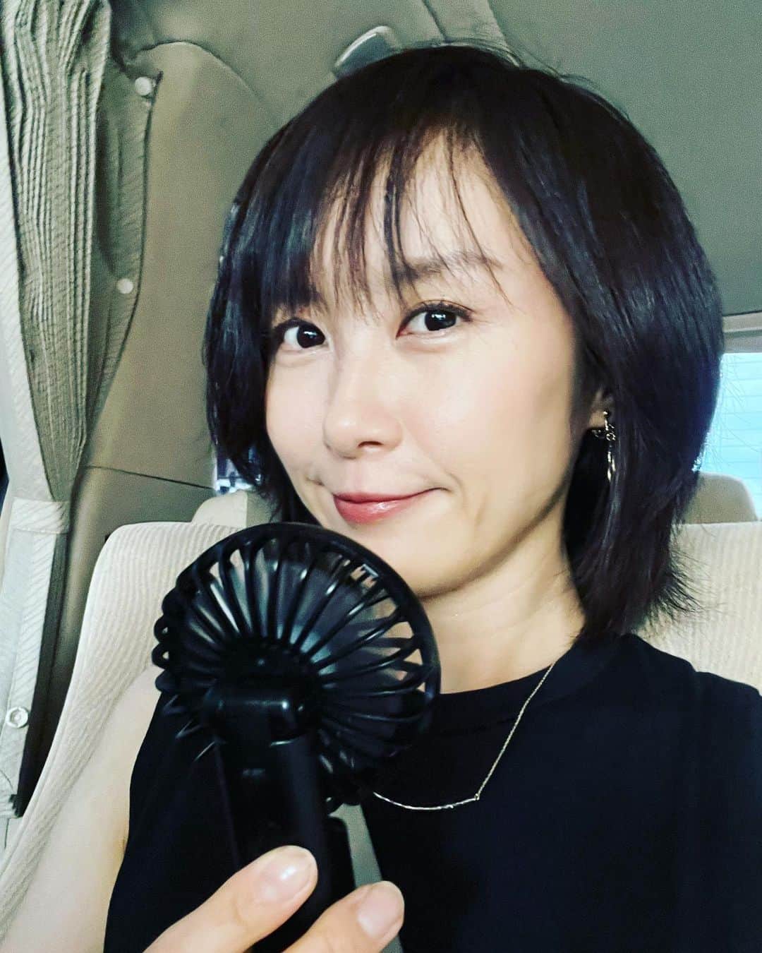 山口もえのインスタグラム：「・  いくつになっても扇風機に向かって あーって声を出す人。笑 さすがにこの小ささだと声は震えなかった イヤリングは長女と100円ショップで 見つけた戦利品330円🧡💛💚 それにしても暑い！！  #夏休み#summer  #扇風機 に向かって #あー って #皆 声出すよね？！ #笑  #100円ショップ  #大好き #❤️」