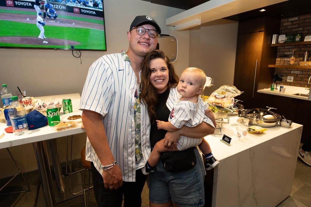 シカゴ・カブスのインスタグラム：「No better way to celebrate my 30th than with my beloved @cubs thanks so much for having us. Cubs in 4」
