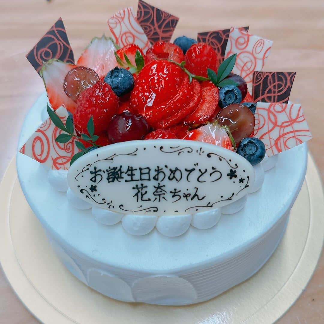 中田花奈さんのインスタグラム写真 - (中田花奈Instagram)「わーい  今日は私の 誕生日ですー！  この1年はきっと 私の人生にとって とっても大事な1年になります  既にバタバタしておりますが 充実でしかないです  がんばるぞー！！  よろしくね  おいクリでいただいたケーキ🥰 ありがとうございます🥰」8月6日 10時28分 - nakadakana_official