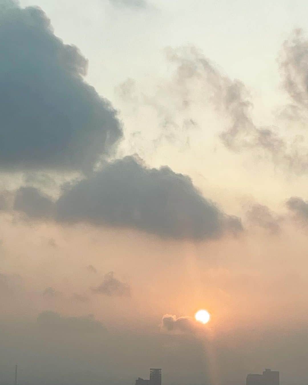皆川明さんのインスタグラム写真 - (皆川明Instagram)「朝陽  目が覚めて穏やかな朝がある幸せ。 平和を祈る日」8月6日 10時21分 - akira_minagawa725