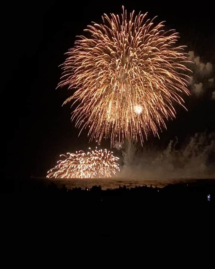ayuのインスタグラム：「🎆 江ノ島と茅ヶ崎と小田原(？)の花火が一気に見れた🌊🩵 やっぱり海でみる花火大好き！」