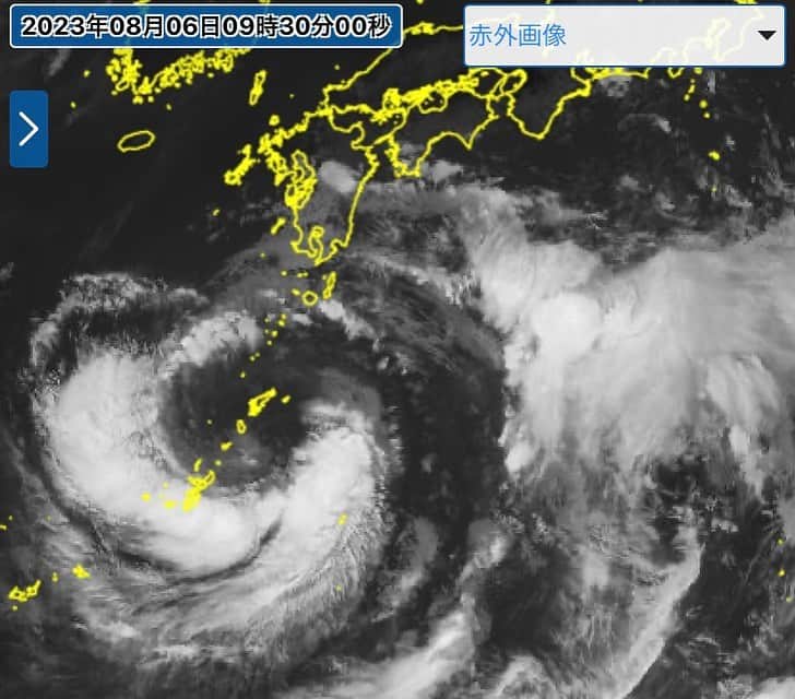 寺川奈津美さんのインスタグラム写真 - (寺川奈津美Instagram)「#台風６号 最新の予報で、九州付近を北上する際の(水曜日ごろ)進路は少しずつ西よりに。  中心付近にあまり雲はありませんが周辺やその東側にモリモリ雨雲。  沖縄はすでに降り始めから700ミリ超の雨。まだきょうはさらに増えそう。  九州や四国なども接近前から降り続け、総雨量が多くなるおそれ！」8月6日 10時22分 - natumikannnn