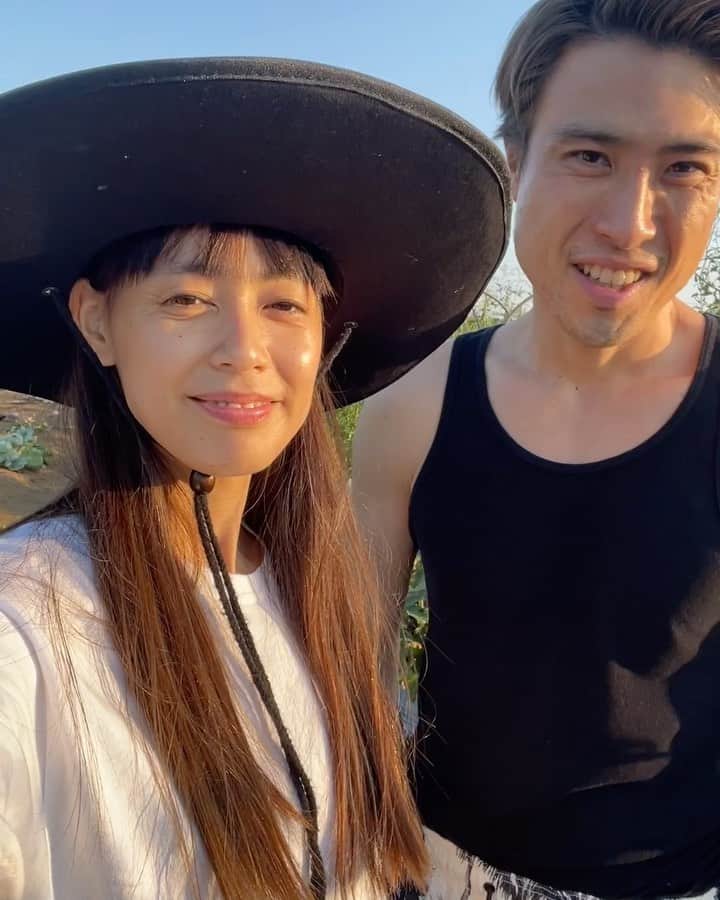 優美のインスタグラム：「- （ちょっと前の） HIROKAWA FARM🍅  最近暑くて、畑になかなか行けなかったんだけど🥵💦  夕方に初めて行ったときのこと！ 夕日がとてもキレイで、最高のearthingだった🌏  今日も地球に感謝。 大好きなみんなにありがとう！  いつも支えてくれるmy husbandに1番の愛を❤️‍🔥 @rickeyhirokawa   #HIROKAWA夫婦 #農活 #オーガニック」