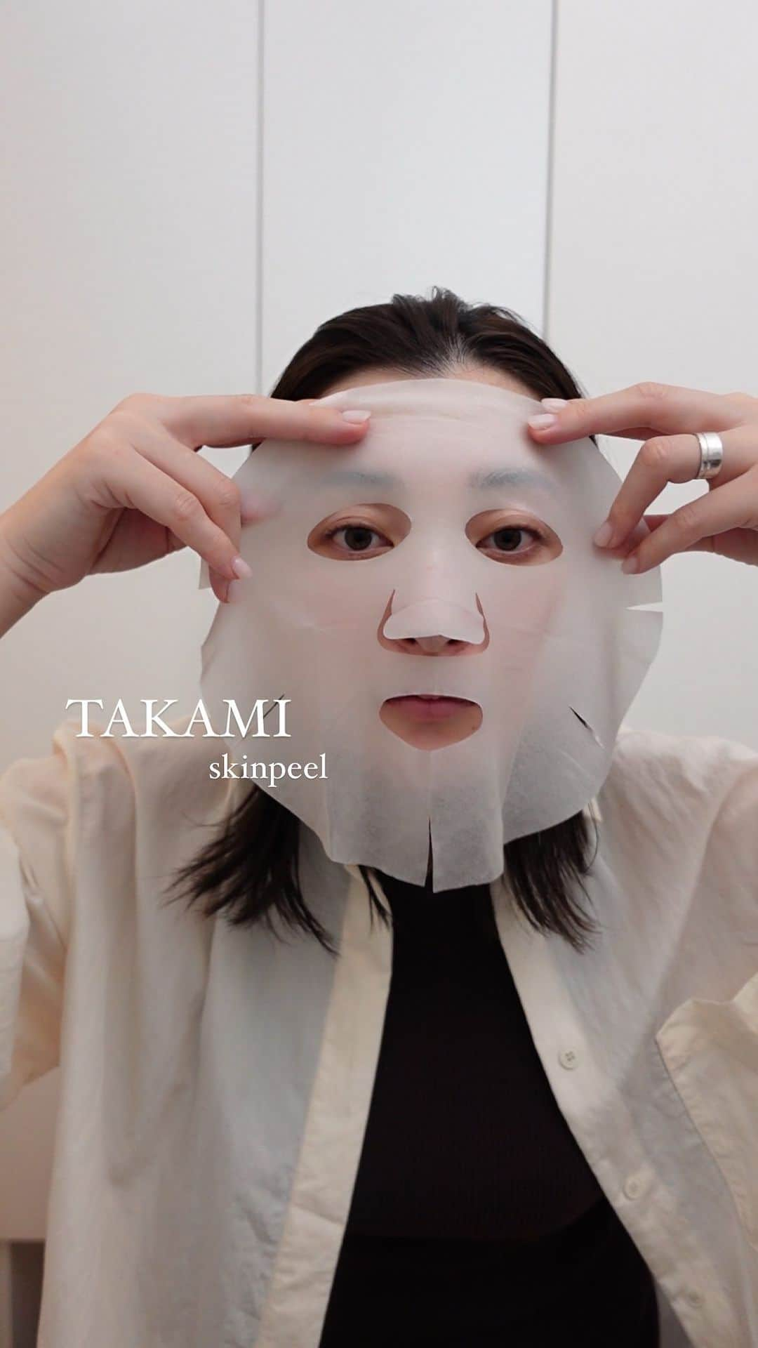 高園あずさのインスタグラム：「@takami.skinpeel  去年、肌ピカな友達の オススメだと聞いてから 試してみたかったスキンケアの1つ。  自然といつの間にか知ってたってくらい よく目にするアイテムすぎて ホントのとこどうなの？って思ってたけど こんなにも近くに大信頼の愛用者いた🥹✨ スキンピールは化粧水より前に使うことで 肌の生まれ変わりのリズムに寄り添う 角質美容水というものらしく🫧 ちょうど使い始めて1週間。 化粧水がぐんぐん入っていく気がする✨ 1週間に1回、スキンピールの代わりに マスクを使うとさらに◎とのこと👏🏼 来週もこの日が楽しみ☺️🤍 毎朝の洗顔後、タカミを塗って3分。 食卓の片付けしてたら一瞬で過ぎるし そのあと丁寧にスキンケアする時間が好き🌿  #タカミ #タカミスキンピール #takamiskinpeelskincare #角質美容 #スキンケア」