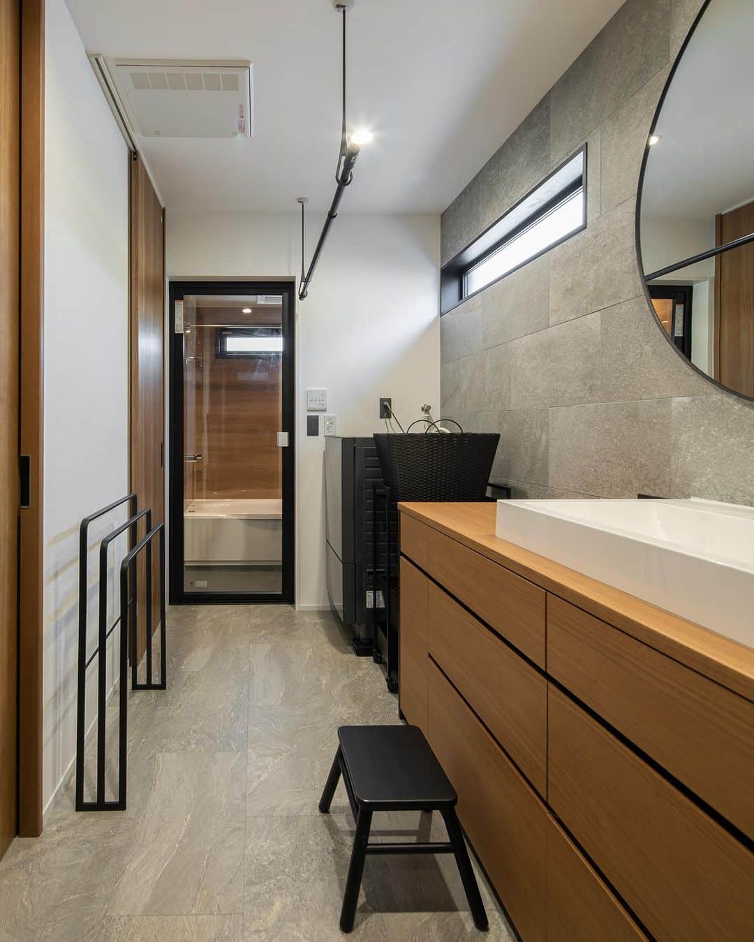 ルポハウス一級建築士事務所さんのインスタグラム写真 - (ルポハウス一級建築士事務所Instagram)「・ ・ ・ 《緑を愉しむ2つの吹き抜けのある家》  ⚫︎Wash room キッチンと同じ素材使いで、印象の連続性をもたせた洗面スペース。 洗面台は造作で生活感を抑えた設計に。 日常に、ホテルのような非日常のゆったり感をもたらします。  〔storyに設計士の解説を掲載中！〕 ・ ・ 設計担当/木嶋珠里 @juri_kijima   インテリア担当/岡田眞由子 ・ ・ ・ 𓐌𓐌𓐌𓐌𓐌𓐌𓐌𓐌𓐌𓐌𓐌𓐌𓐌𓐌𓐌𓐌𓐌𓐌 ルポハウスの施工事例はこちらまで☞ @reposhouse 𓐌𓐌𓐌𓐌𓐌𓐌𓐌𓐌𓐌𓐌𓐌𓐌𓐌𓐌𓐌𓐌𓐌𓐌 #ルポハウス は #ちょっとかっこいい家 を"友人のために" という思いでつくっています。 一生に一度の #マイホーム。 「あなたにしかできない」×「ルポハウスだからできる」で、 私たちだけの #家づくり を思いっきり楽しんでみませんか？！ ・ ・ ・ #住宅 #注文住宅 #滋賀の設計事務所 #新築一戸建て #家づくり計画 #洗面 #洗面室 #洗面室インテリア #造作洗面台 #サンワカンパニー #サンワカンパニータイル #ブリックストーン #カクダイボウル #ミラー施主支給 #フロアタイル #is855 #サンゲツフロアタイル #ランドリールーム」8月6日 10時26分 - reposhouse