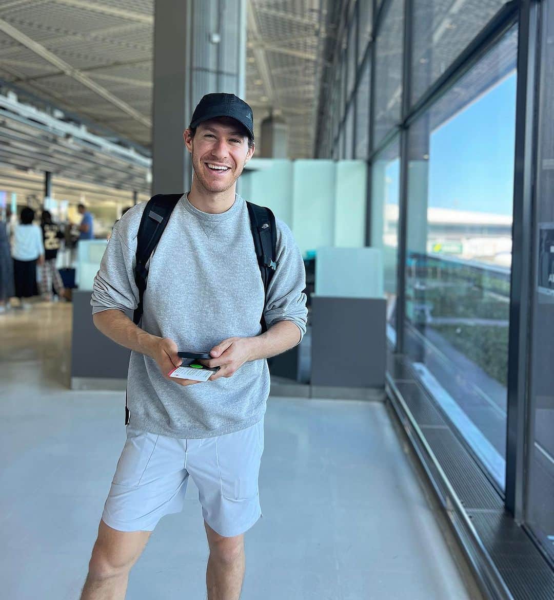ジェイソン・ブラウンのインスタグラム：「Time to head home! ✈️ 日本、またねー！🤍  📸: @chockolate02   #travel #japan #iceshow #theICE #theICE2023 #tour #skating #figureskating #airport #narita #tokyo #travelday」