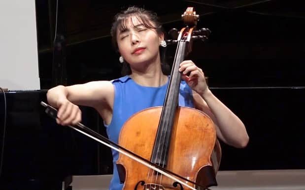 のインスタグラム：「Recital in Karuizawa Shukaido Hall which build in 1922  大正11年築の軽井沢集会堂にて軽井沢会の演奏会でした✨  軽井沢はそれはもう爽やかな空気、会場にエアコンはないけれど気持ち良く…  しかし開演前から雨と雷ゴロゴロバッシャーン🙀⛈️  湿気が…湿気がああ(ムスカ大佐)  でも湿気以上に笑顔でいっぱいの公演となりました😆  ありがとうございました！  また今回のリサイタルは様々な事情が重なり急遽佐藤卓史さんに共演をお願いしたのですが超絶奇跡的に日程が合い、卓史さんの変幻自在なピアノと我々Duoとしての長年のレパートリーの貯蓄に支えられ心底救われました。  いつもありがとう、ですが卓史さん本当にありがとうございました！  軽井沢会とのご縁は、大好きな祖母の繋がり。 祖母を愛してくださる大切な皆さまとの再会も嬉しくて。 天国で聴いていてくれたと信じています。  ドレスはやっぱり @m_maglie_le_cassetto_official 🩵」