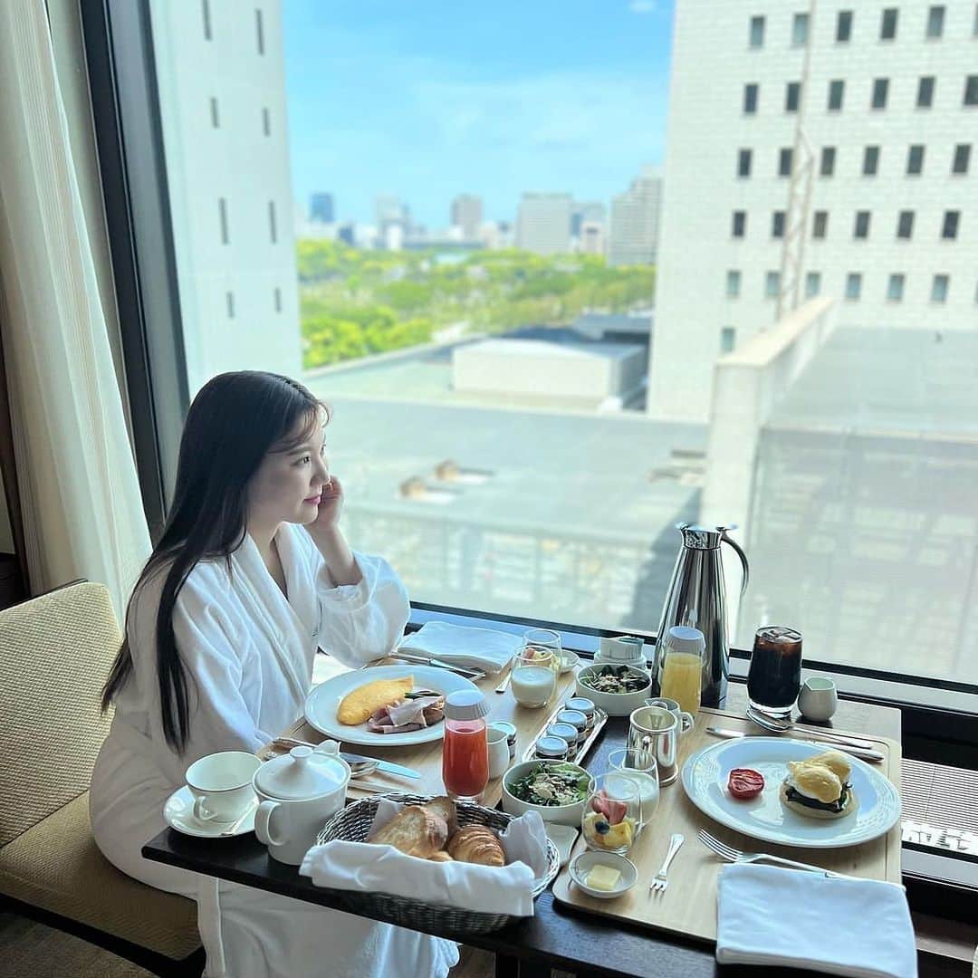 The Peninsula Tokyo/ザ・ペニンシュラ東京さんのインスタグラム写真 - (The Peninsula Tokyo/ザ・ペニンシュラ東京Instagram)「日曜日は遅めの朝食を皇居外苑の景色とともにどうぞ🥞お部屋でごゆっくり過ごす一日もお楽しみください☺️ 写真クレジット： @cucum_ykkrr   Awaken to the aroma of scrumptious omelets and a delectable spread of gourmet delights brought straight to your doorstep.Photo courtesy of @cucum_ykkrr」8月6日 10時38分 - thepeninsulatokyo