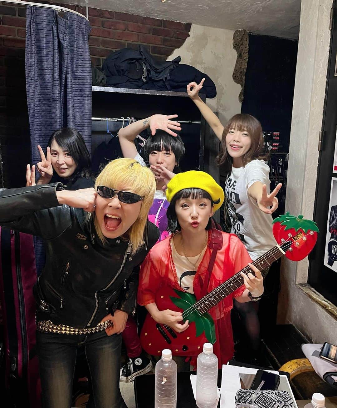 のインスタグラム：「Liveは最高。 だって高校生のバンド組んでた頃から、いつも1番やりたいことだもんね🎸🥁🎤  8/10まで配信やってます🎥 https://eplus.jp/sf/detail/3899540001-P0030001 （ストーリーに貼っておくね）  YouTube撮影もしたけど素材多すぎて編集激ムズ、スキルが足りない、ちょっと待っててね😉  #ロリータ18号」