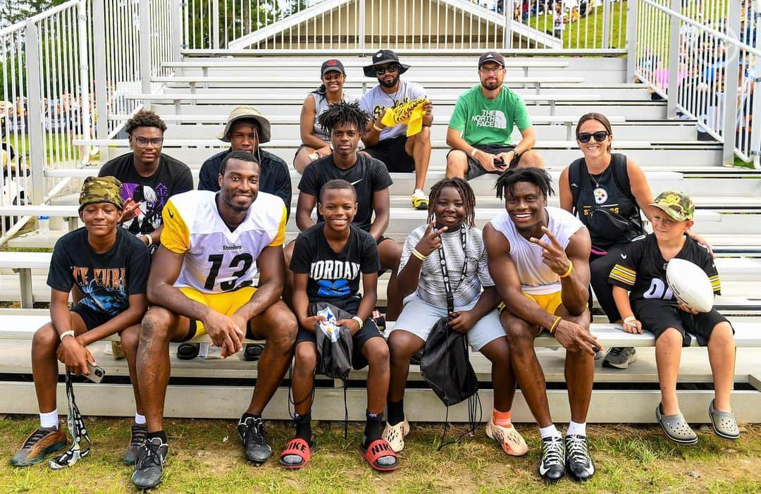 ピッツバーグ・スティーラーズさんのインスタグラム写真 - (ピッツバーグ・スティーラーズInstagram)「Today we hosted Clairton Youth Development at #SteelersCamp practice!」8月6日 10時46分 - steelers