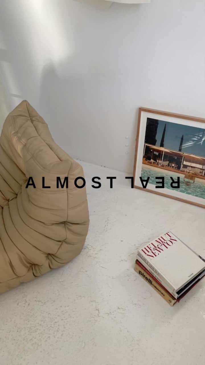 マイケル・クリムのインスタグラム：「It’s the little things that make your home your home.  Create anywhere.  #almostreal #almostrealstudio #almostrealgallery #interiordesign #wallpaper #photography #art #homevibes #createanywhere」