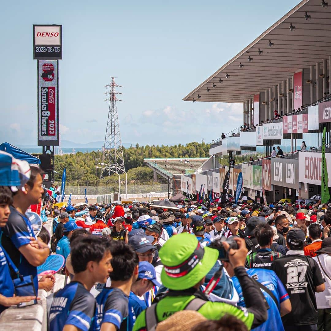 MOTUL Japanのインスタグラム：「【SUZUKA8耐 決勝まもなくスタート】 . 鈴鹿サーキットで開催中の鈴鹿８時間耐久ロードレースの決勝が8/6 11:30にスタート。 . どんなドラマを魅せてくれるか楽しみですね。 . Motulがサポートするチームの予選TOP3は以下の通り。 P1: #33 Team HRC with JAPAN POST @hondaracingcorporation  P5: #12 Yoshimura SERT Motul @yoshimura_sert_motul_official  P6: #17 Astemo Honda Dream SI Racing @info.siracing.17  . みんなで応援しましょう!!! . #Suzuka8Hours  #鈴鹿8耐  #8耐  #fimewc  #PoweredByMotul」